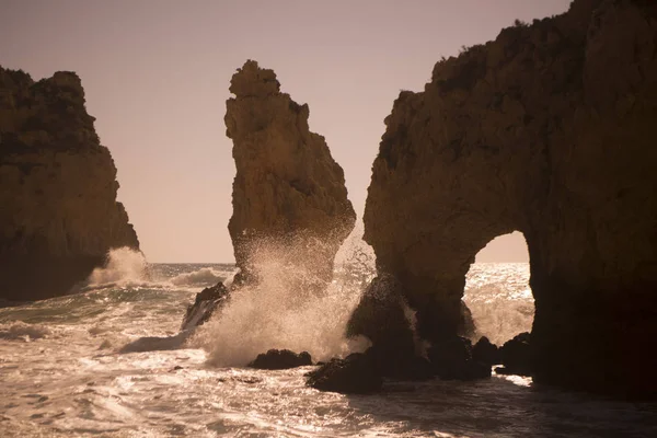 Ponta da Piedade Portekiz kayalar bir manzaraya