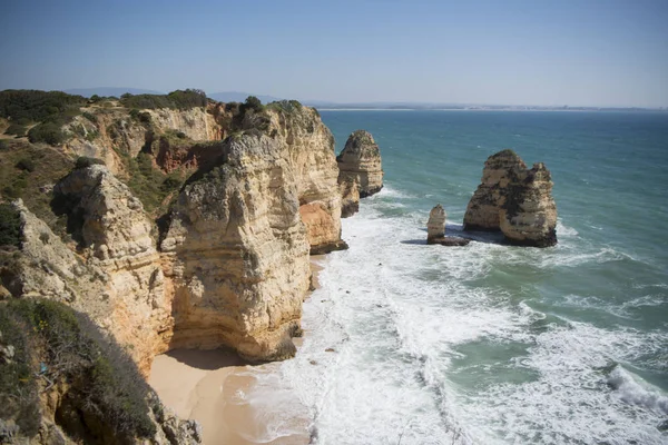 Ponta da Piedade Portekiz kayalar bir manzaraya