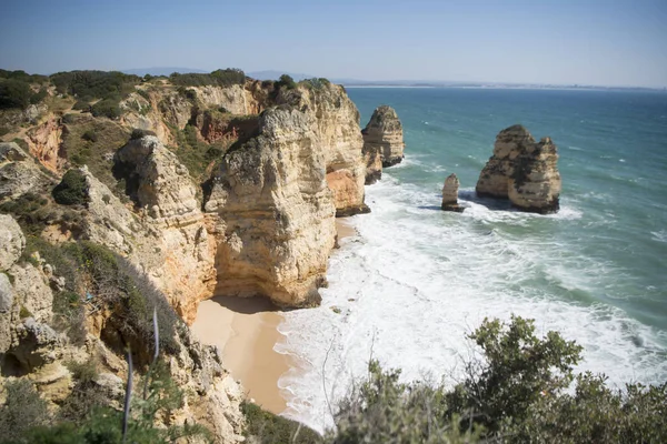 Ponta da Piedade Portekiz kayalar bir manzaraya