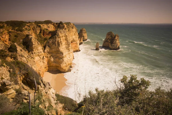 Eine landschaft an den felsen von ponta da piedade in portugal — Stockfoto