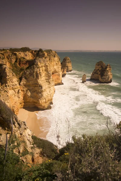 Ponta da Piedade Portekiz kayalar bir manzaraya