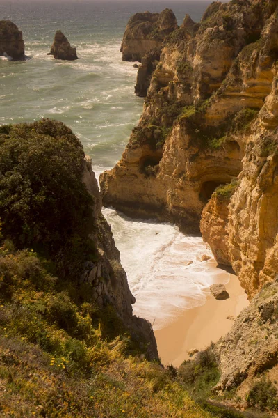 Eine landschaft an den felsen von ponta da piedade in portugal — Stockfoto
