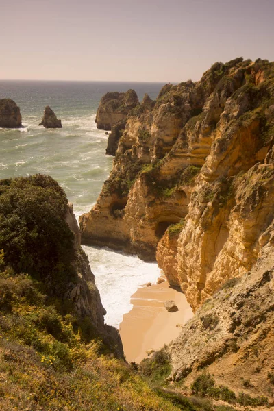 Ponta da Piedade Portekiz kayalar bir manzaraya