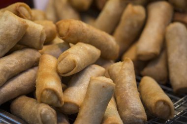 Tay Springrolls Gıda Market Banglamphu Tayland Bangkok şehir Santichaiparakan Park'ta. Tayland, Bangkok, Kasım, 2017.