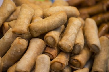 Tay Springrolls Gıda Market Banglamphu Tayland Bangkok şehir Santichaiparakan Park'ta. Tayland, Bangkok, Kasım, 2017.