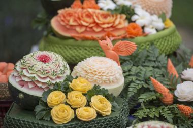 Tay gıda Banglamphu Tayland Bangkok şehir Santichaiparakan Park'ta Loy Krathong Festivali'nde oyma. Tayland, Bangkok, Kasım, 2017.