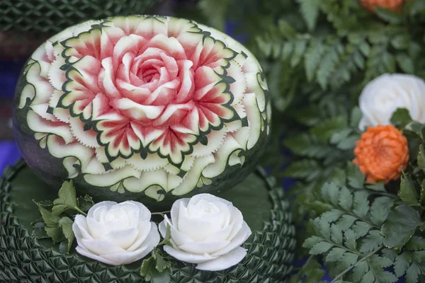 Tay gıda Banglamphu Tayland Bangkok şehir Santichaiparakan Park'ta Loy Krathong Festivali'nde oyma. Tayland, Bangkok, Kasım, 2017.
