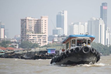 Tekne trafik Chao Phraya River Tayland Bangkok şehir. Tayland, Bangkok, Kasım, 2017.