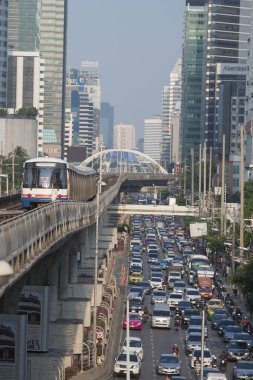 bts skytrain Sathon Road Sathon Tayland Bangkok şehir, şehir merkezinde trafik üzerinden. Tayland, Bangkok, Kasım, 2017.