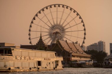 Tayland Bangkok şehir Asiatique nehir kenarında Nightmarket dönme dolap. Tayland, Bangkok, Kasım, 2017.
