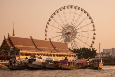 Tayland Bangkok şehir Asiatique nehir kenarında Nightmarket dönme dolap. Tayland, Bangkok, Kasım, 2017.