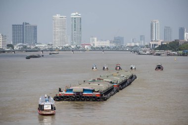 Tekne trafik Chao Phraya River Tayland Bangkok şehir. Tayland, Bangkok, Kasım, 2017.