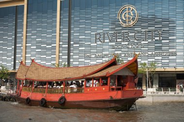 geleneksel Woodboat Nehri şehrin alışveriş Chao Phraya nehrin Tayland Bangkok şehir merkezinde önünde. Tayland, Bangkok, Kasım, 2017.