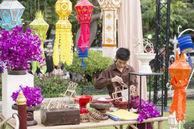 traditioal el Banglamphu Tayland Bangkok şehir Loy Krathong fenerler ve mumlar bir Pazar Santichaiparakan Park'ta yapılan. Tayland, Bangkok, Kasım, 2017.