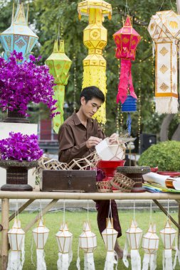 traditioal el Banglamphu Tayland Bangkok şehir Loy Krathong fenerler ve mumlar bir Pazar Santichaiparakan Park'ta yapılan. Tayland, Bangkok, Kasım, 2017.