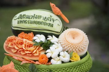 Tay gıda Banglamphu Tayland Bangkok şehir Santichaiparakan Park'ta Loy Krathong Festivali'nde oyma. Tayland, Bangkok, Kasım, 2017.