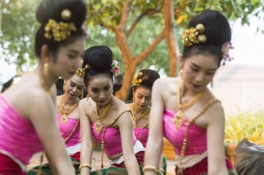 fort Sumen Banglamphu Tayland Bangkok şehir Santichaiparakan Park'ta, Loy Krathong Festivali'nde geleneksel Tay dans. Tayland, Bangkok, Kasım, 2017.