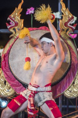 fort Sumen Banglamphu Tayland Bangkok şehir Santichaiparakan Park'ta, Loy Krathong Festivali'nde geleneksel Tha davul dansı. Tayland, Bangkok, Kasım, 2017.