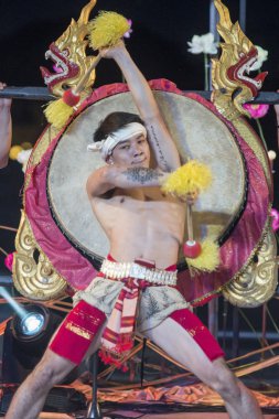 fort Sumen Banglamphu Tayland Bangkok şehir Santichaiparakan Park'ta, Loy Krathong Festivali'nde geleneksel Tha davul dansı. Tayland, Bangkok, Kasım, 2017.