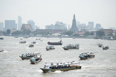 Tekne trafik Chao Phraya River Tayland Bangkok şehir. Tayland, Bangkok, Kasım, 2017.
