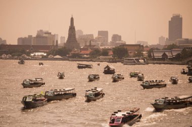 Tekne trafik Chao Phraya River Tayland Bangkok şehir. Tayland, Bangkok, Kasım, 2017.