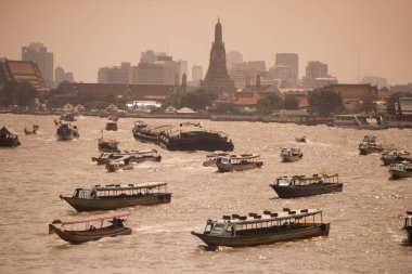Tekne trafik Chao Phraya River Tayland Bangkok şehir. Tayland, Bangkok, Kasım, 2017.