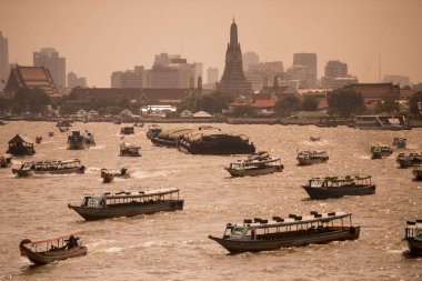 Tekne trafik Chao Phraya River Tayland Bangkok şehir. Tayland, Bangkok, Kasım, 2017.