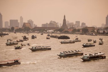 Tekne trafik Chao Phraya River Tayland Bangkok şehir. Tayland, Bangkok, Kasım, 2017.