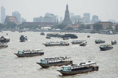 Tekne trafik Chao Phraya River Tayland Bangkok şehir. Tayland, Bangkok, Kasım, 2017.