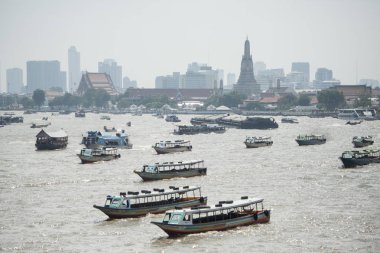 Tekne trafik Chao Phraya River Tayland Bangkok şehir. Tayland, Bangkok, Kasım, 2017.