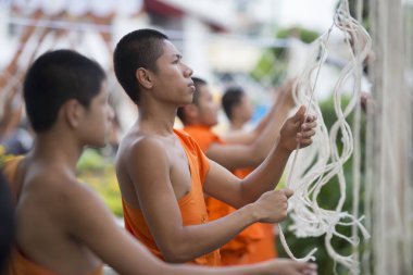 Rahipler Wang Lang Thonburi Tayland Bangkok şehir içinde Wat Arun Loy Krathong festival için hazırlanıyorlar. Tayland, Bangkok, Kasım, 2017.