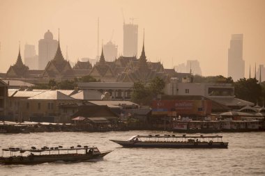 Kraliyet Sarayı ve Wat Phra Kaew chao phraya River Tayland Bangkok şehir. Tayland, Bangkok, Kasım, 2017.