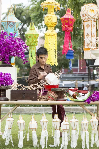 손으로 Loy Krathong Santichaiparakan 공원에서 시장에 방람푸 태국에서 방콕의 도시에서 — 스톡 사진