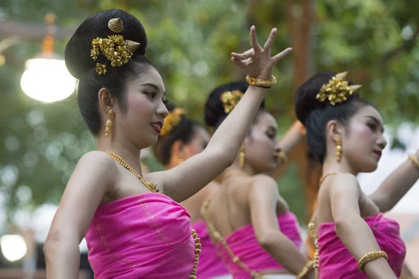 传统的泰国舞蹈在劳埃德灯节节在苏门堡在 Santichaiparakan Banglamphu 在泰国曼谷市 2017年11月 — 图库照片