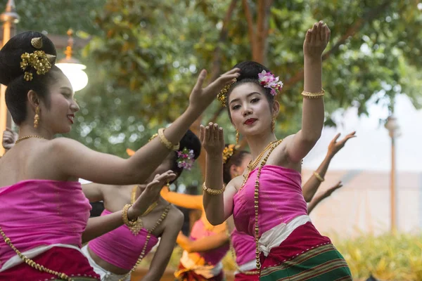 传统的泰国舞蹈在劳埃德灯节节在苏门堡在 Santichaiparakan Banglamphu 在泰国曼谷市 2017年11月 — 图库照片