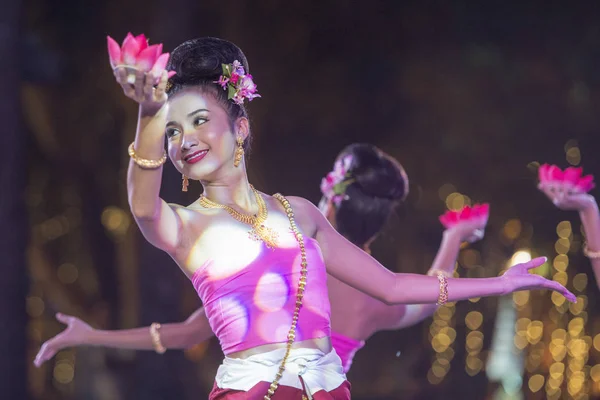 Традиційний Тайський Танцю Лой Krathong Фестиваль Форт Sumen Santichaiparakan Парку — стокове фото