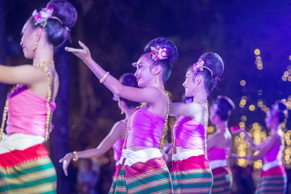 ロイクラトン祭でタイのバンコク市内でバンランプーの Santichaiparakan 公園でフォート Sumen で伝統的なタイ舞踊 バンコク 2017 — ストック写真