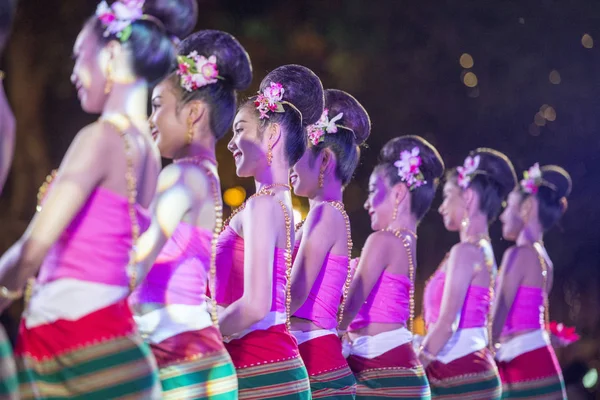 传统的泰国舞蹈在劳埃德灯节节在苏门堡在 Santichaiparakan Banglamphu 在泰国曼谷市 2017年11月 — 图库照片