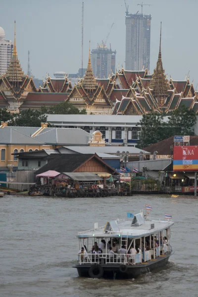 Pałac Królewski Oraz Świątynia Wat Phra Kaew Nad Rzeką Menam — Zdjęcie stockowe