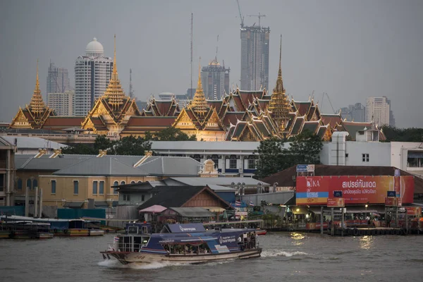 Pałac Królewski Oraz Świątynia Wat Phra Kaew Nad Rzeką Menam — Zdjęcie stockowe
