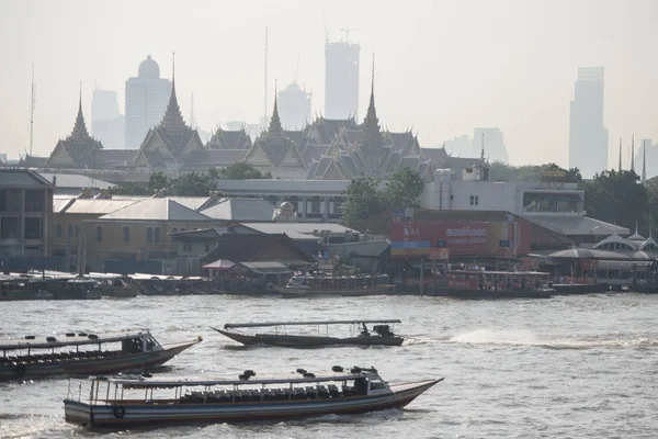Kraliyet Sarayı ve Wat Phra Kaew chao phraya River Tayland Bangkok şehir. Tayland, Bangkok, Kasım, 2017.