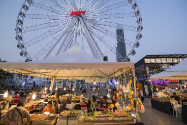 Tayland Bangkok şehir Asiatique nehir kenarında Nightmarket dönme dolap. Tayland, Bangkok, Kasım, 2017.