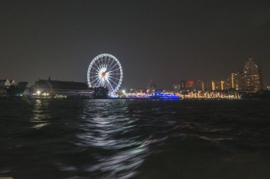 Tayland Bangkok şehir Asiatique nehir kenarında Nightmarket dönme dolap. Tayland, Bangkok, Kasım, 2017.