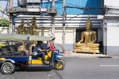 bir dükkanı ve fabrika Banglamphu Tayland Bangkok şehir Buda sokakta. Tayland, Bangkok, Kasım, 2017.