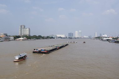 Tekne trafik Chao Phraya River Tayland Bangkok şehir. Tayland, Bangkok, Kasım, 2017.