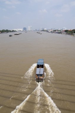 Tekne trafik Chao Phraya River Tayland Bangkok şehir. Tayland, Bangkok, Kasım, 2017.