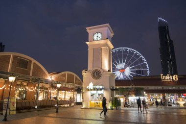Saat Kulesi ve Asiatique nehir kenarında Nightmarket Tayland Bangkok şehir dönme dolap. Tayland, Bangkok, Kasım, 2017.