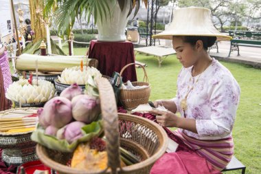 traditioal el Banglamphu Tayland Bangkok şehir Loy Krathong fenerler ve mumlar bir Pazar Santichaiparakan Park'ta yapılan. Tayland, Bangkok, Kasım, 2017.
