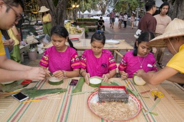 traditioal el Banglamphu Tayland Bangkok şehir Loy Krathong fenerler ve mumlar bir Pazar Santichaiparakan Park'ta yapılan. Tayland, Bangkok, Kasım, 2017.