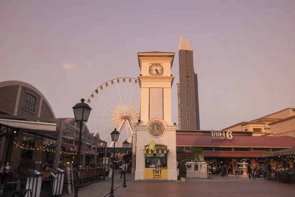 Torre Relógio Roda Gigante Mercado Noturno Asiático Riverfront Cidade Bangkok — Fotografia de Stock